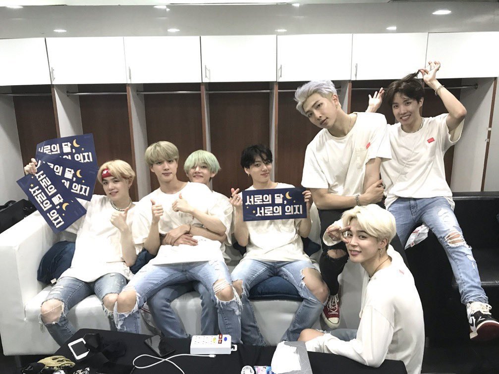 jimintobemine's tweet photo. ในฐานะอาร์มี่เฒ่าขอใช้พื้นที่เล็ก ๆ ประชาสัมพันธ์ให้บ้านนี้ค่ะ หากใครไม่รู้ว่าควรจะโดเนทโปรเจคไหน แนะนำบ้านนี้นะคะ ทีมรุ่นเก๋า ทำมานานแล้ว และทำมาตลอด เพื่อทุกคนได้ถือและมีส่วนร่วมในคอน (บังทันแชะ ๆ รูปด้วยมาแล้วด้วย) 

นี่คับ ๆ 👇🏻👇🏻👇🏻 https://t.co/qToOrtloUD