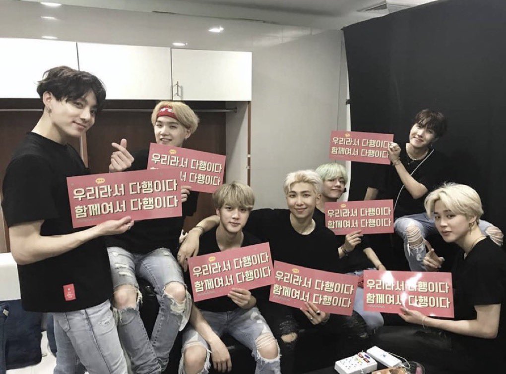 jimintobemine's tweet photo. ในฐานะอาร์มี่เฒ่าขอใช้พื้นที่เล็ก ๆ ประชาสัมพันธ์ให้บ้านนี้ค่ะ หากใครไม่รู้ว่าควรจะโดเนทโปรเจคไหน แนะนำบ้านนี้นะคะ ทีมรุ่นเก๋า ทำมานานแล้ว และทำมาตลอด เพื่อทุกคนได้ถือและมีส่วนร่วมในคอน (บังทันแชะ ๆ รูปด้วยมาแล้วด้วย) 

นี่คับ ๆ 👇🏻👇🏻👇🏻 https://t.co/qToOrtloUD