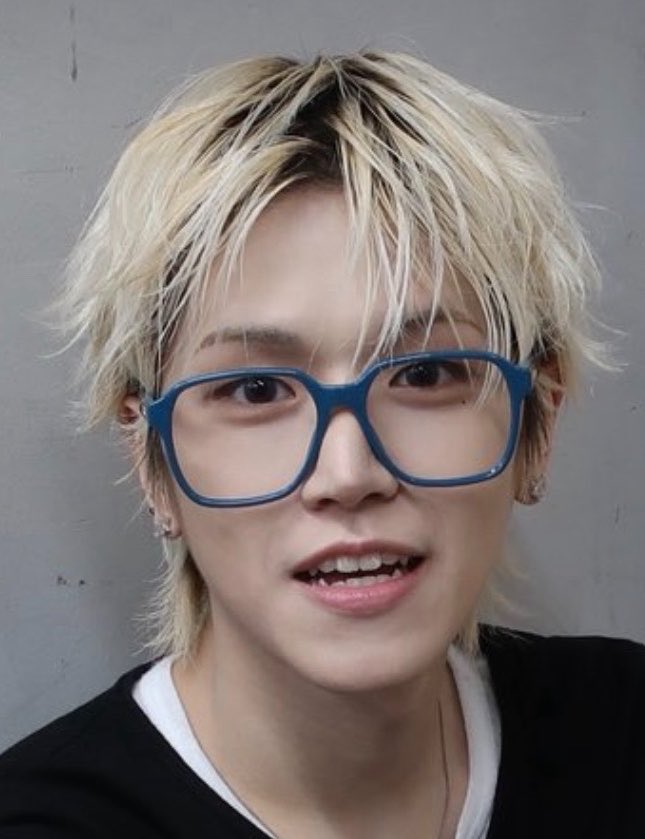 hyukkeiz's tweet photo. the big glasses, his fangs peeking out, and the messy hair, SO CUTE 😭😭😭 https://t.co/JluErVIuP1