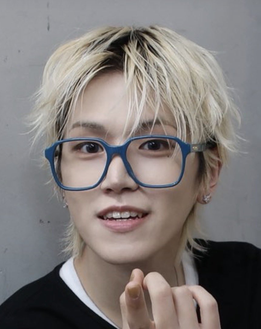 hyukkeiz's tweet photo. the big glasses, his fangs peeking out, and the messy hair, SO CUTE 😭😭😭 https://t.co/JluErVIuP1
