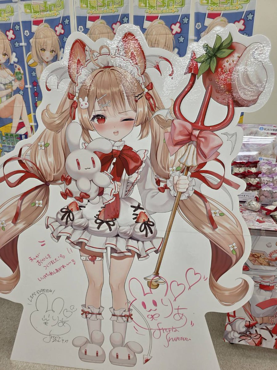 soujyu_aizawa's tweet photo. LEAFEXPOに蓮さん?のクソデカポップがあって、「なんで籠守蓮がここに!?」と思って写真撮ったら、耳がいちごで髪色と瞳色が同じで服の色合いも似ているだけの全くの別人Vさんだった。#LEAFEXPO #LEAFEXPO2026 https://t.co/act25AmV6K