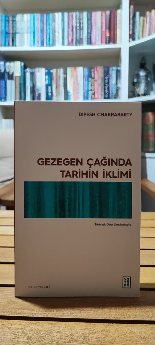 tariharsivi's tweet photo. İnsanlık tarihini yalnızca savaşlar, imparatorluklar, modernite ve kapitalizm üzerinden okumak yeterli mi?

Dipesh Chakrabarty’nin Gezegen Çağında Tarihin İklimi kitabı, insan ile doğa arasındaki sınırları yeniden düşünmeye çağırıyor. İklim krizi ve Antroposen üzerinden şu soruyu gündeme getiriyor:

İnsan, ne zaman gezegenin jeolojik süreçlerini değiştirebilecek bir güce dönüştü?

Tarih artık yalnızca insanın hikâyesi değil; gezegenin, yaşamın ve insanın ortak hikâyesi olarak yeniden düşünülüyor.
https://t.co/YYbQYIVZE8