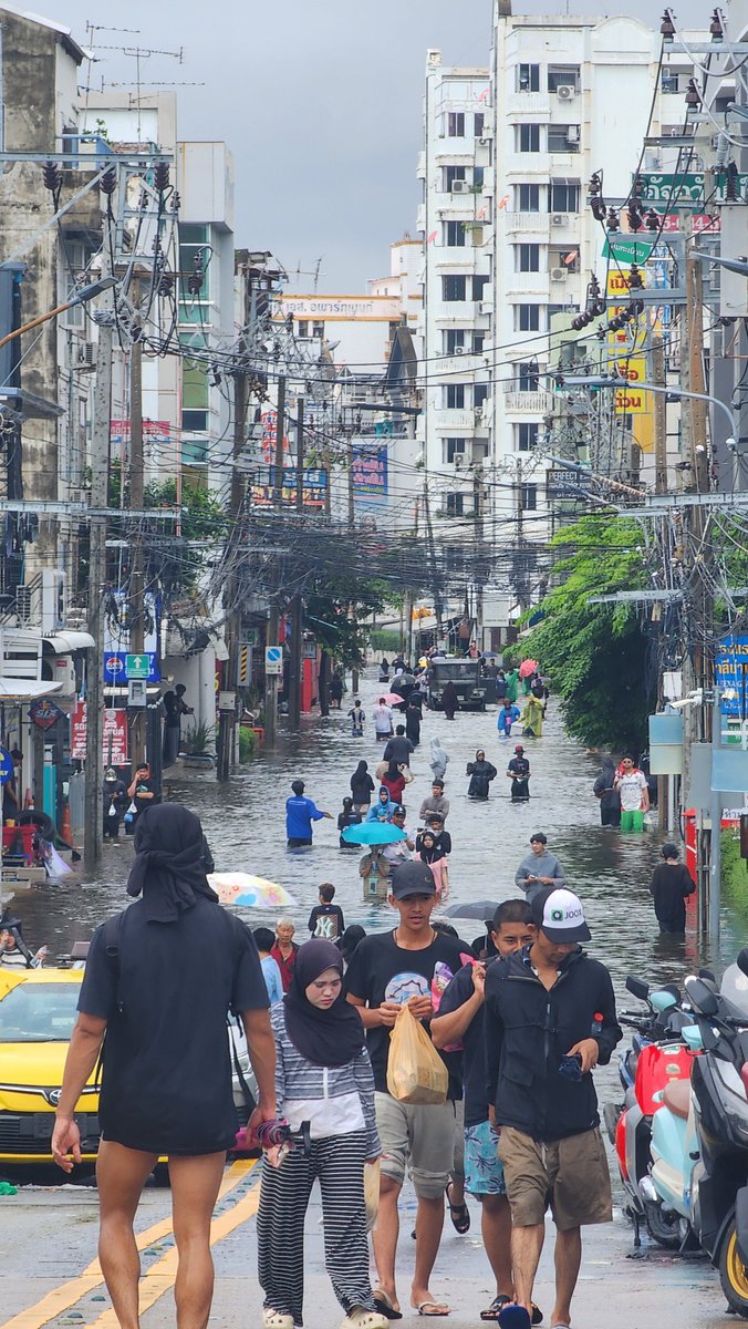 Phatchar_10's tweet photo. ฉันมีคอนโดติดทะเล!!!
#อุทกภัย #ทะเลกรุงเทพ  #รามคำแหง65 https://t.co/0advygdv1y