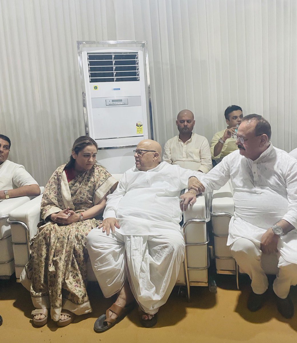 imaparnayadav's tweet photo. पूर्व राज्यपाल एवं वरिष्ठ भाजपा नेता आदरणीय श्री कलराज मिश्रा जी के नोएडा स्थित निवास पर पहुँचकर उनकी धर्मपत्नी स्वर्गीय सत्यवती मिश्रा जी को पुष्पांजली अर्पित करी ।
ॐ शांति।
@KalrajMishra https://t.co/sBRSGq4yDm