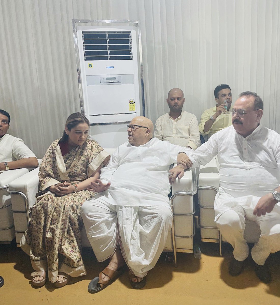 imaparnayadav's tweet photo. पूर्व राज्यपाल एवं वरिष्ठ भाजपा नेता आदरणीय श्री कलराज मिश्रा जी के नोएडा स्थित निवास पर पहुँचकर उनकी धर्मपत्नी स्वर्गीय सत्यवती मिश्रा जी को पुष्पांजली अर्पित करी ।
ॐ शांति।
@KalrajMishra https://t.co/sBRSGq4yDm