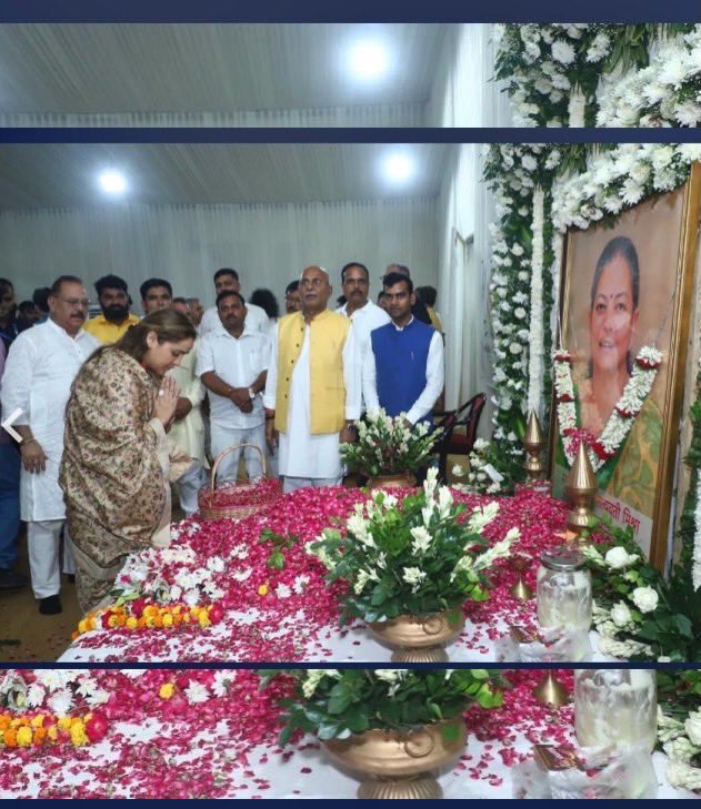 imaparnayadav's tweet photo. पूर्व राज्यपाल एवं वरिष्ठ भाजपा नेता आदरणीय श्री कलराज मिश्रा जी के नोएडा स्थित निवास पर पहुँचकर उनकी धर्मपत्नी स्वर्गीय सत्यवती मिश्रा जी को पुष्पांजली अर्पित करी ।
ॐ शांति।
@KalrajMishra https://t.co/sBRSGq4yDm