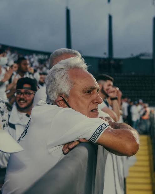 SantosFC's tweet photo. Hoje, Cosmo Damião completaria 71 anos. Quis o destino que seu aniversário fosse no dia seguinte ao de sua amada torcida, à qual ele dedicou grande parte da vida.

Você é eterno, nosso Pelé das Arquibancadas! 🖤⭐ https://t.co/HZJAJW8pa9