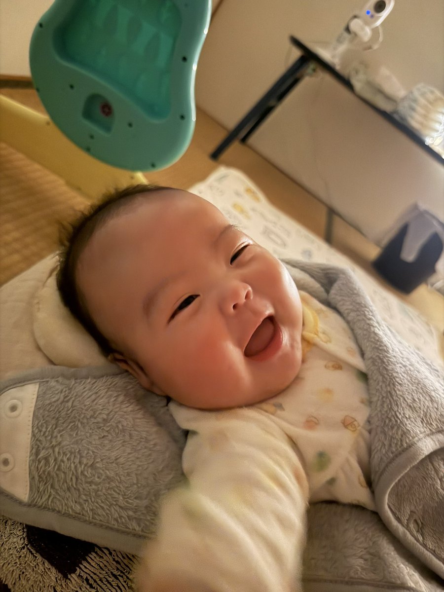 kmbk0811's tweet photo. 親子トークに花咲かせすぎたけど寝る時間ですよ〜🌙

(スリーパー流石にもこもこしすぎて剥がした) https://t.co/DNQ54wLhH3