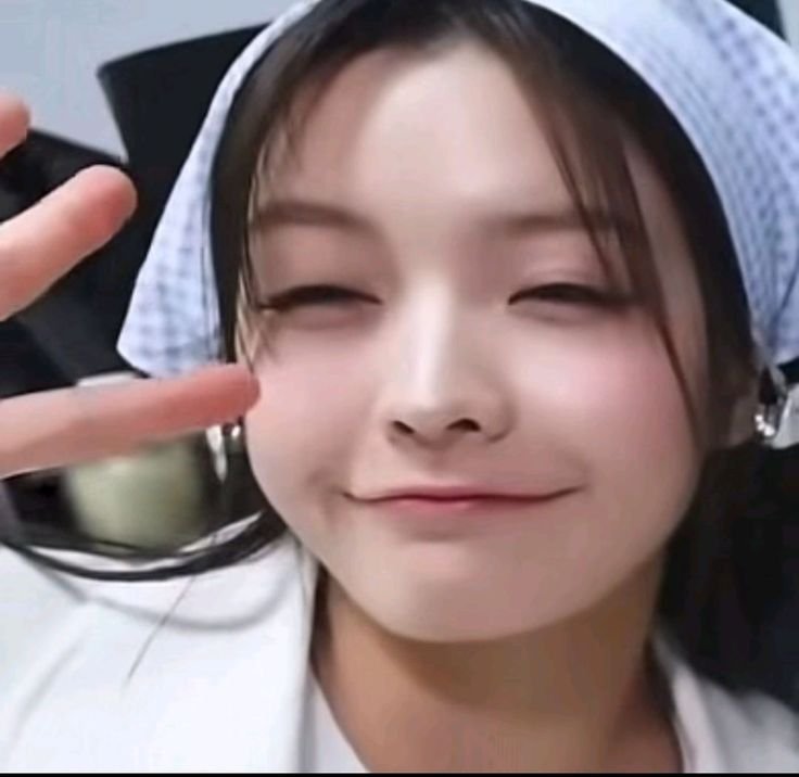 NFiRoha's tweet photo. hating on a literal cat is actually insane 😭.. 
if you hate iroha you might genuinely be the problem

#IROHA #이로하 #イロハ #ILLIT #아일릿 https://t.co/E3dwcp1FrV