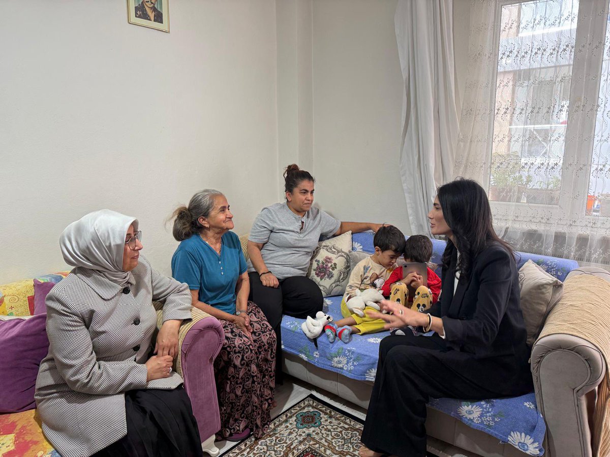 AKKadinSisli's tweet photo. Aydın Milletvekilimiz Seda Sarıbaş ile birlikte mahallelerimizde hane ziyaretlerimizi sürdürüyoruz.

Gönüllere dokunmaya, hemşehrilerimizle bir araya gelmeye devam ediyoruz. 

Türkiye Yüzyılı Buluşmaları İstanbul https://t.co/M9bJ4AuJ9S