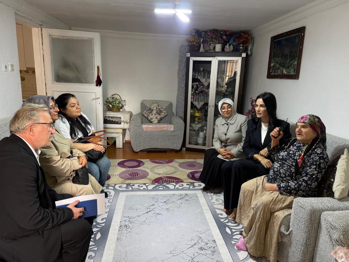 AKKadinSisli's tweet photo. Aydın Milletvekilimiz Seda Sarıbaş ile birlikte mahallelerimizde hane ziyaretlerimizi sürdürüyoruz.

Gönüllere dokunmaya, hemşehrilerimizle bir araya gelmeye devam ediyoruz. 

Türkiye Yüzyılı Buluşmaları İstanbul https://t.co/M9bJ4AuJ9S