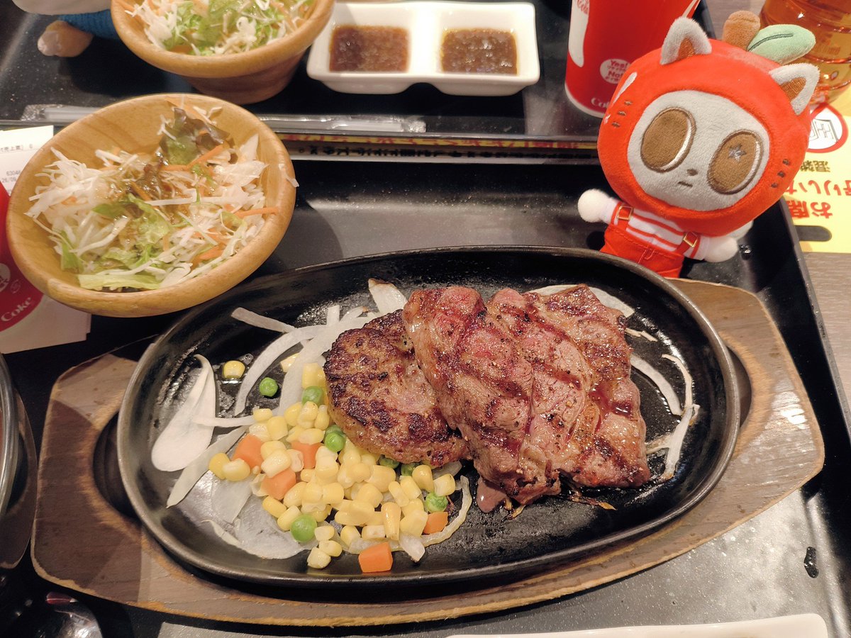pitomi212's tweet photo. ミーグリ終わった後は、打ち上げ〜🍻
とりあえずお腹空きすぎてたので、美味しい肉を食べた🍖(横にカレーもある)
その後大好きFRIDAYで、ゆかちゃん🐿あんちゃん🦊とお酒飲んでまったりおしゃべり！
もーーすごーーーく楽しかった！！
私は大好きな推しの事はもちろんたくさん知りたいし調べるし何より自分が見たもの知ったものを踏まえてすごーーく色んな事を考えるタイプの人間なんだけど。
同じタイプのMOAちゃんと話せる機会が中々ないので、今回ゆっくり話せて自分が知らなかった他の子の事をたくさん教えてもらえてもうすごく楽しかった…！
上がってくる📷見ながら色々盛り上がるのも楽しかったな🤭💞
ミーグリ後って何時間でも居れちゃう…
やっぱり私はトゥバちゃんの話してる時間がすごーく幸せなんだなぁって再確認した日✨
2人とも遅くまでありがとう💓
また一緒に飲みたい！！