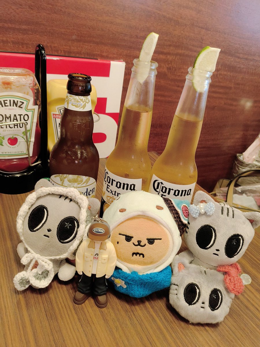 pitomi212's tweet photo. ミーグリ終わった後は、打ち上げ〜🍻
とりあえずお腹空きすぎてたので、美味しい肉を食べた🍖(横にカレーもある)
その後大好きFRIDAYで、ゆかちゃん🐿あんちゃん🦊とお酒飲んでまったりおしゃべり！
もーーすごーーーく楽しかった！！
私は大好きな推しの事はもちろんたくさん知りたいし調べるし何より自分が見たもの知ったものを踏まえてすごーーく色んな事を考えるタイプの人間なんだけど。
同じタイプのMOAちゃんと話せる機会が中々ないので、今回ゆっくり話せて自分が知らなかった他の子の事をたくさん教えてもらえてもうすごく楽しかった…！
上がってくる📷見ながら色々盛り上がるのも楽しかったな🤭💞
ミーグリ後って何時間でも居れちゃう…
やっぱり私はトゥバちゃんの話してる時間がすごーく幸せなんだなぁって再確認した日✨
2人とも遅くまでありがとう💓
また一緒に飲みたい！！