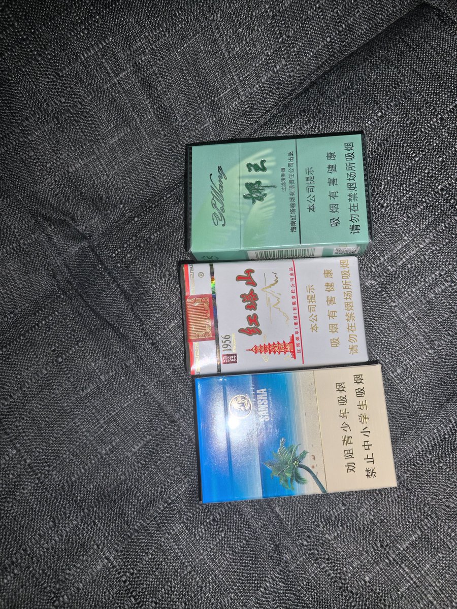 080316ww's tweet photo. 我平时很少抽烟，但是在有负面情绪波动的时候抽感觉会让脑子暂时放空，不用去想让人内耗的无聊琐事，也不用去自己攻击自己的内心，也不用因为他人而感到难受，只需要想着该怎么样才能不让烟雾飘进眼中（拿我买的和我朋友的烟拍的） https://t.co/o7w2VVqK8g