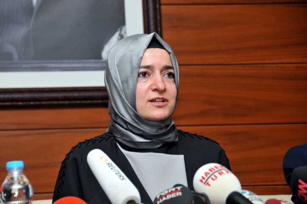 frekanstr_'s tweet photo. Fatih Altaylı'dan Fatma Betül Sayan Kaya yorumu:

"Göz göre göre bir hırsızlık, bir dolandırıcılık çetesine dahil olmaz, milletin hakkına, parasına tenezzül etmez diye düşünüyordum. 

Öyle ya, hangi izan ve ahlak sahibi insan nisan ayında 1 milyon 432 bin dolar yatırıp, eylül ayında 28 milyon dolar olarak parasını geri alabilirdi. 

Dolar bazında 5 ayda yüzde 2000 kazanç elde eder ve bunun ahlaki olduğunu düşünebilirdi. Fatma B. Sayan Kaya’nın getirisi tam buydu. Zeynel Emre’nin iddiasına göre, 63 milyon TL koymuş, 5 ay sonra 1 milyar 344 milyon TL geri almıştı.

Sadece kendisi olsa yine iyi. Eşi de yine Tera’ya nisan ayında 99 milyon TL yatırmış, eylül ayında 826 milyon TL alarak çıkmıştı.

Fon batmadan hemen önce.
Onun da yatırdığı para 2 milyon 250 bin dolardı. Çıkarken aldığı para ise 17 milyon 210 bin dolar. 5 ayda dolar bazında parasını 7’ye katlamıştı.

Emekliler aç yaşarken, memurlar bırakın ayın sonunu ayın ortasını getiremezken, Türkiye’nin en büyük sanayi kuruluşları peş peşe fabrika kapatır, esnaf siftah yapamazken, aileler dağılır, genç kızlar kötü yola düşer, genç çocuklar torbacılık yaparken “Aileden sorumlu eski bakan” bu kadarını da yapmaz dedim. 

Bu kadarının yapılmayacağına inanmak istedim.

Yapmış.

Tek kelime açıklama yapmadan istifa etti. 

Mal varlığı dondurulmuş diyorlar.
İnşallah öyledir.

Şimdi herkesin kafasında şu soru var.
“Sadece Fatma Betül Sayan Kaya mı yapmıştır bu işi? Başka kimler böyle servet edindi?”

Öyle ya, bahsedilen para 25 milyar dolar.

Fatma Betül Kaya’dan 45 milyon doları çıktı.

Gerisi nereden çıkacak!"