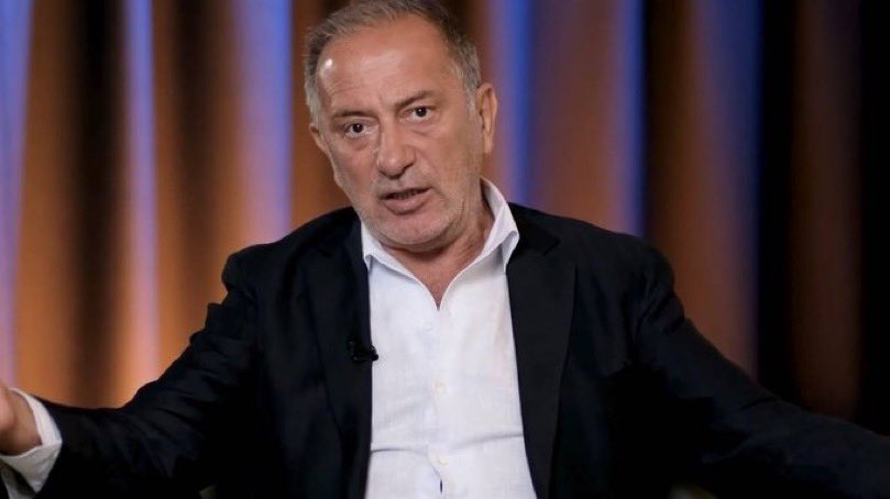 frekanstr_'s tweet photo. Fatih Altaylı'dan Fatma Betül Sayan Kaya yorumu:

"Göz göre göre bir hırsızlık, bir dolandırıcılık çetesine dahil olmaz, milletin hakkına, parasına tenezzül etmez diye düşünüyordum. 

Öyle ya, hangi izan ve ahlak sahibi insan nisan ayında 1 milyon 432 bin dolar yatırıp, eylül ayında 28 milyon dolar olarak parasını geri alabilirdi. 

Dolar bazında 5 ayda yüzde 2000 kazanç elde eder ve bunun ahlaki olduğunu düşünebilirdi. Fatma B. Sayan Kaya’nın getirisi tam buydu. Zeynel Emre’nin iddiasına göre, 63 milyon TL koymuş, 5 ay sonra 1 milyar 344 milyon TL geri almıştı.

Sadece kendisi olsa yine iyi. Eşi de yine Tera’ya nisan ayında 99 milyon TL yatırmış, eylül ayında 826 milyon TL alarak çıkmıştı.

Fon batmadan hemen önce.
Onun da yatırdığı para 2 milyon 250 bin dolardı. Çıkarken aldığı para ise 17 milyon 210 bin dolar. 5 ayda dolar bazında parasını 7’ye katlamıştı.

Emekliler aç yaşarken, memurlar bırakın ayın sonunu ayın ortasını getiremezken, Türkiye’nin en büyük sanayi kuruluşları peş peşe fabrika kapatır, esnaf siftah yapamazken, aileler dağılır, genç kızlar kötü yola düşer, genç çocuklar torbacılık yaparken “Aileden sorumlu eski bakan” bu kadarını da yapmaz dedim. 

Bu kadarının yapılmayacağına inanmak istedim.

Yapmış.

Tek kelime açıklama yapmadan istifa etti. 

Mal varlığı dondurulmuş diyorlar.
İnşallah öyledir.

Şimdi herkesin kafasında şu soru var.
“Sadece Fatma Betül Sayan Kaya mı yapmıştır bu işi? Başka kimler böyle servet edindi?”

Öyle ya, bahsedilen para 25 milyar dolar.

Fatma Betül Kaya’dan 45 milyon doları çıktı.

Gerisi nereden çıkacak!"