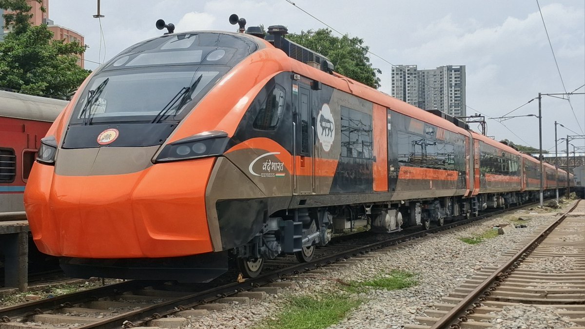 Kota__Junction's tweet photo. 🚨 BIG UPDATE FOR DELHI–VARANASI! 🚆

🇮🇳 2nd Vande Bharat Sleeper is being planned between New Delhi &amp; Varanasi! 

🔹 Via Prayagraj – Kanpur
🔹 Overnight service
🔹 Varanasi Dep: 9:20 PM 
🔹 New Delhi Arr: 5:00 AM

➡️ But what about Delhi - Mumbai, Delhi - Pune Route? https://t.co/qVf4HWn3uO