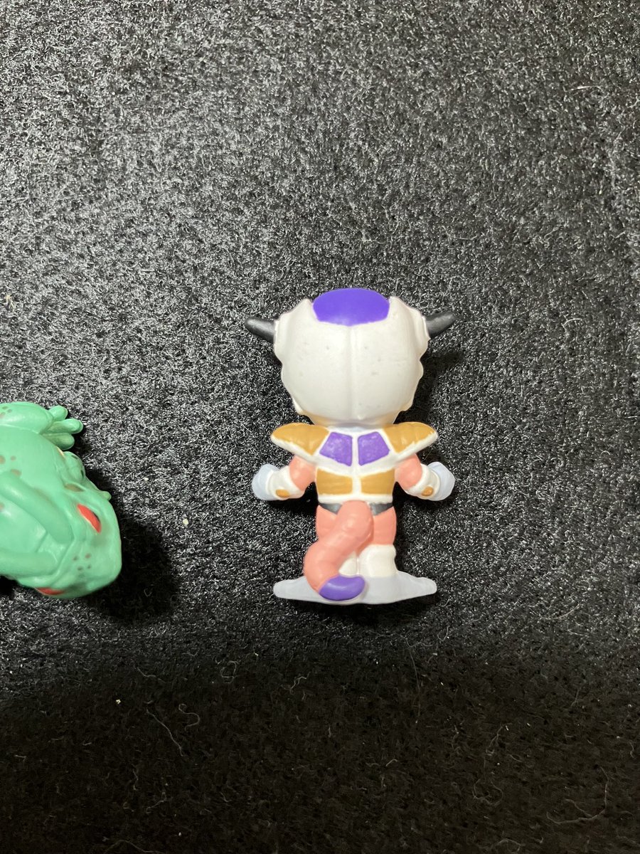 MdkKhm's tweet photo. びっくらたまごのカエルと第1形態フリーザ様。カエルのクオリティすごいのとフリーザ様のパンツちっちゃい🫪 https://t.co/UCNXLnUOC6