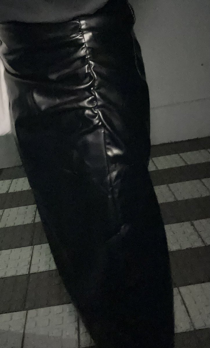 leatherrr__34's tweet photo. 初めてスカート履いて外出た
#レザー　#レザースカート　#レザーロングブーツ　#猿轡　#拘束　#緊縛 https://t.co/DqaMiDMz6v