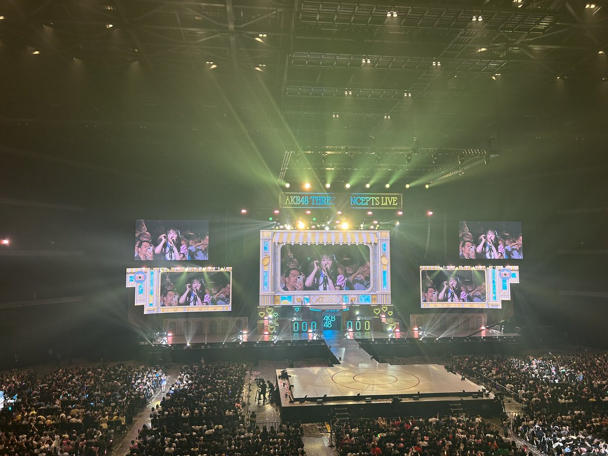 bibiruookichan's tweet photo. AKB48コンサートへ🤓🤓

秋山由奈ちゃんの応援へ㊗️㊗️🌈🌈

そうしたら鈴木拓さんが隣にいました。
マジかよ！ https://t.co/eensN2uVnj