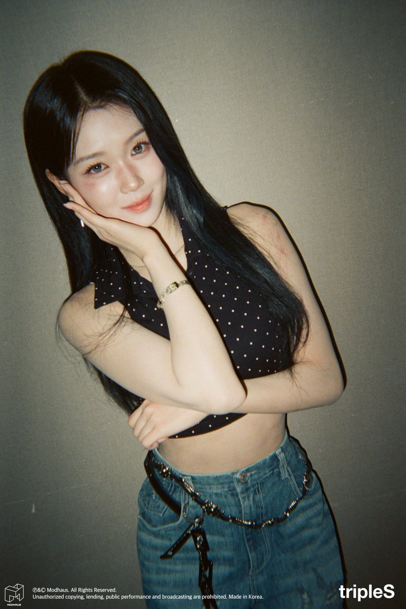 Gong_8Night's tweet photo. 저 한결같은 손받침 포즈ㅋㅋㅋㅋ https://t.co/jfc5L68bDw