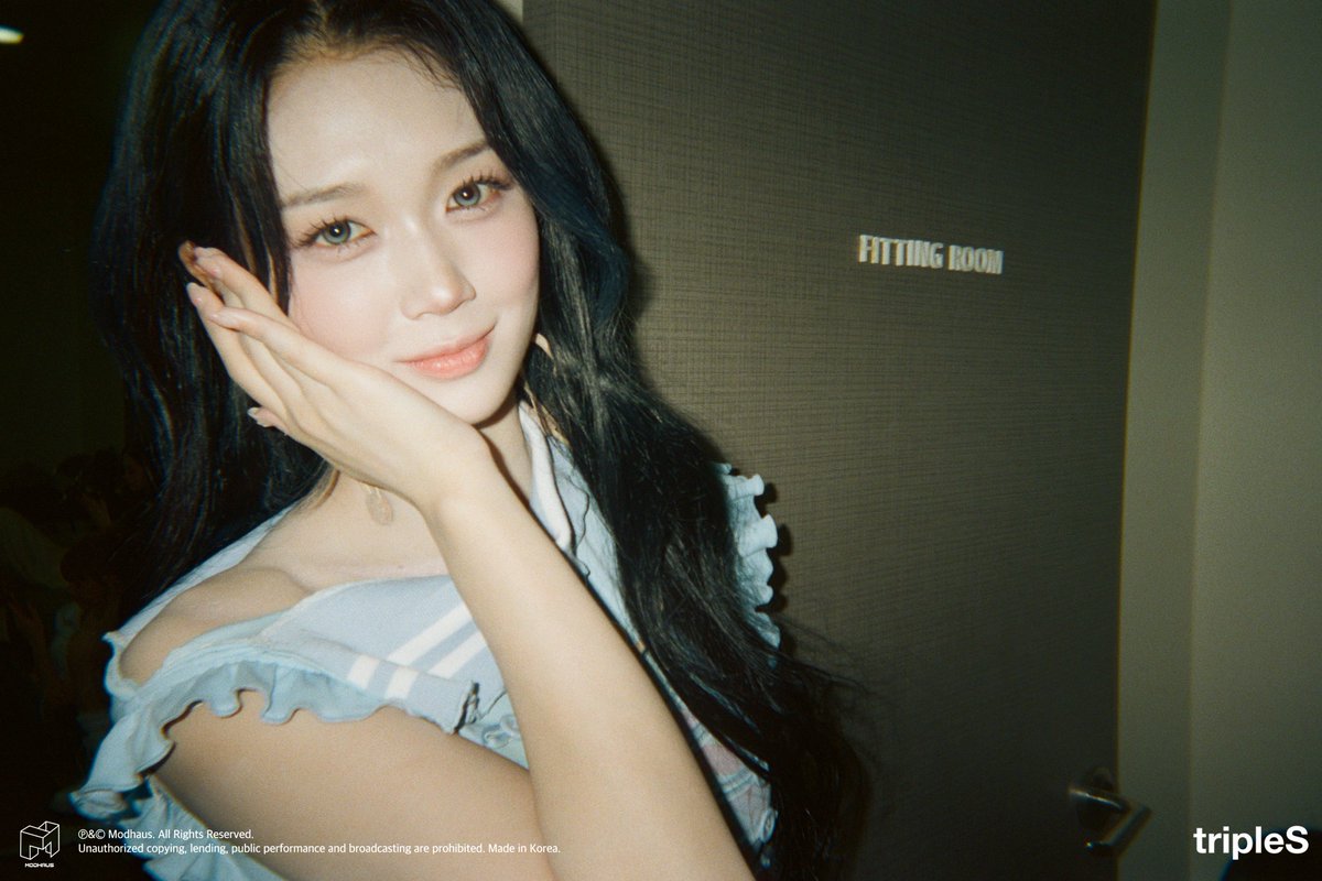 Gong_8Night's tweet photo. 저 한결같은 손받침 포즈ㅋㅋㅋㅋ https://t.co/jfc5L68bDw