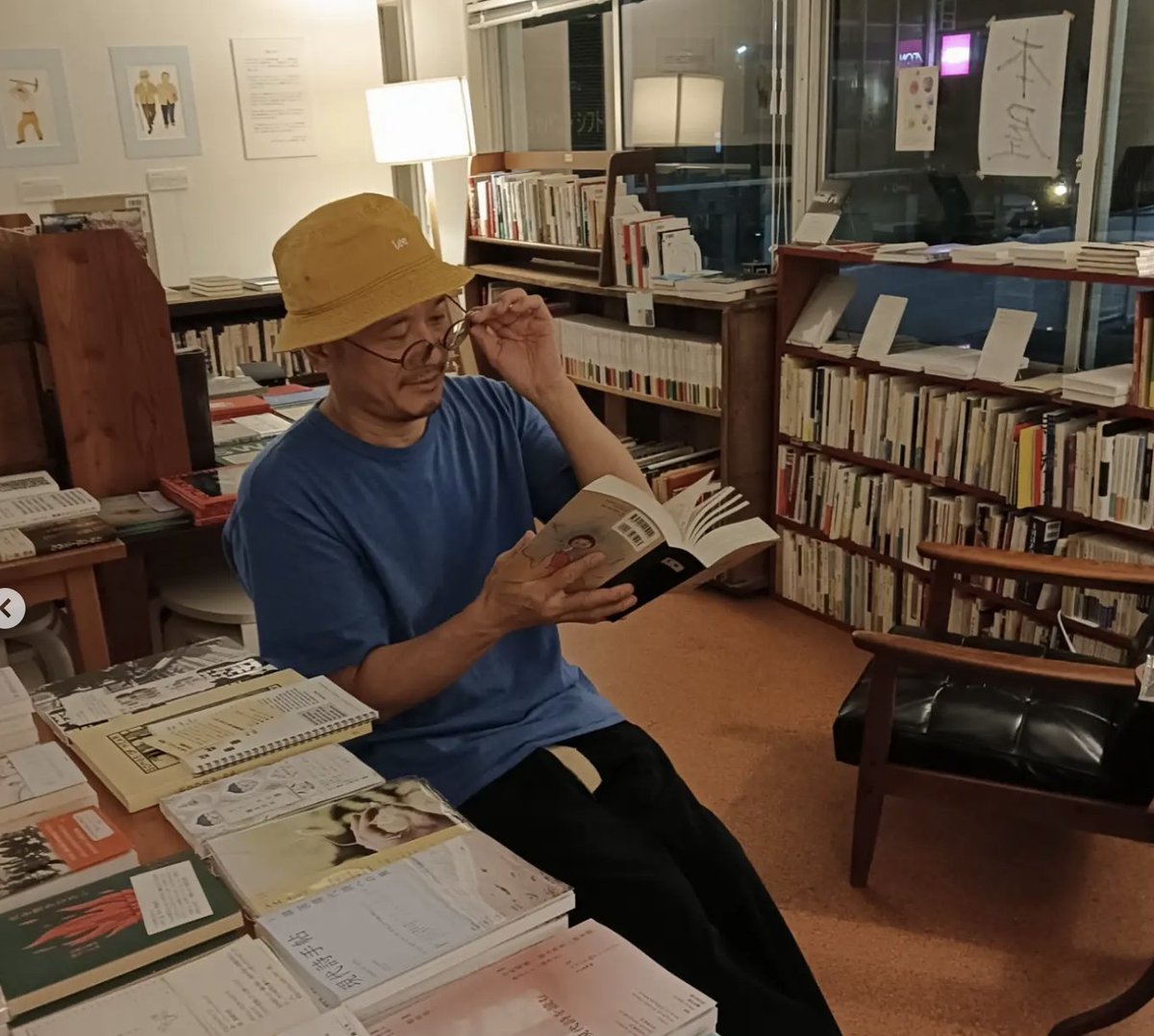 soukobooks's tweet photo. 好評につき、silent reading raveを、本屋ビルをあげて開催します。ビルをあげてのreading raveです。4階の本屋platform3 @plat_form3さんと共催します。10月24日（土）10時から12時で開催。2階と4階、お好きな場所で読んでいただけます。

silent reading raveとは、スイスのチューリッヒでおこなわれている読書イベントです。一般的なレイヴは騒々しいものですが、silent reading rave では、聞こえてくる街の音が音楽です。電車の音、車の走る音。読もうと思っているけど、手付かずになっている本をそれぞれが持ち寄って、静かに読む時間。本を持たずに来て、お店にある本を読んでいただいても、もちろん構いません。予約不要、参加費不要、途中の出入りは自由です。おしゃべりやスマホの操作はご遠慮ください。

@kafkaesque89さんがWORKSIGHTで書かれた記事https://t.co/ejFD7HIqN9を私が見て、ビビッときたことがきっかけとして始まりました。いまや、東京だけでなく、ほかの地方にも広まりつつあります。私の取り組みをみた福岡の詩人の方が、福岡でもsilent reading raveを開催するそうです。ぜひ皆さんも、集まって静かに本を読みましょう。