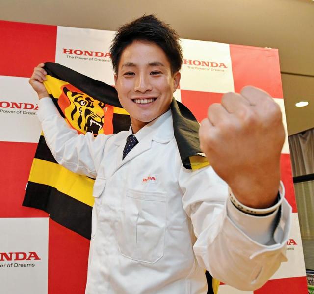 toratora0902go's tweet photo. Hondaから2018年ドラフト3位で入団した木浪聖也。プロ初打席から実に18打席目まで無安打という厳しいスタートを切り、起用と抹消を繰り返した。本職ショートのレギュラー争いは熾烈を極めているが、再び輝きを見せてほしい。 #阪神タイガース #阪神 #甲子園 #木浪聖也 https://t.co/XHozLputQO