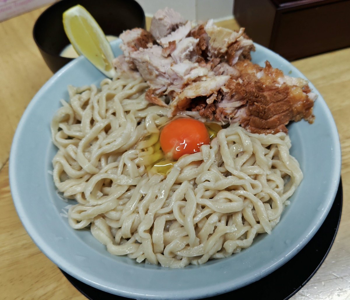 tTZ79qbP8P5rtiH's tweet photo. #俺の生きる道 白山店 さんで
俺道TKM(夏季限定・9月末迄)を頂く、ぶっとい俺道麺に浮かぶ満月の様な玉子♪ゴールデンタイガー 特製ダレを良くからめてワシワシ啜ります♪良くしまった麺が旨い!コロチャーもジューシー♪大満足!ご馳走様でした♪#TKM #金虎公認 https://t.co/xUIHc4hXwN