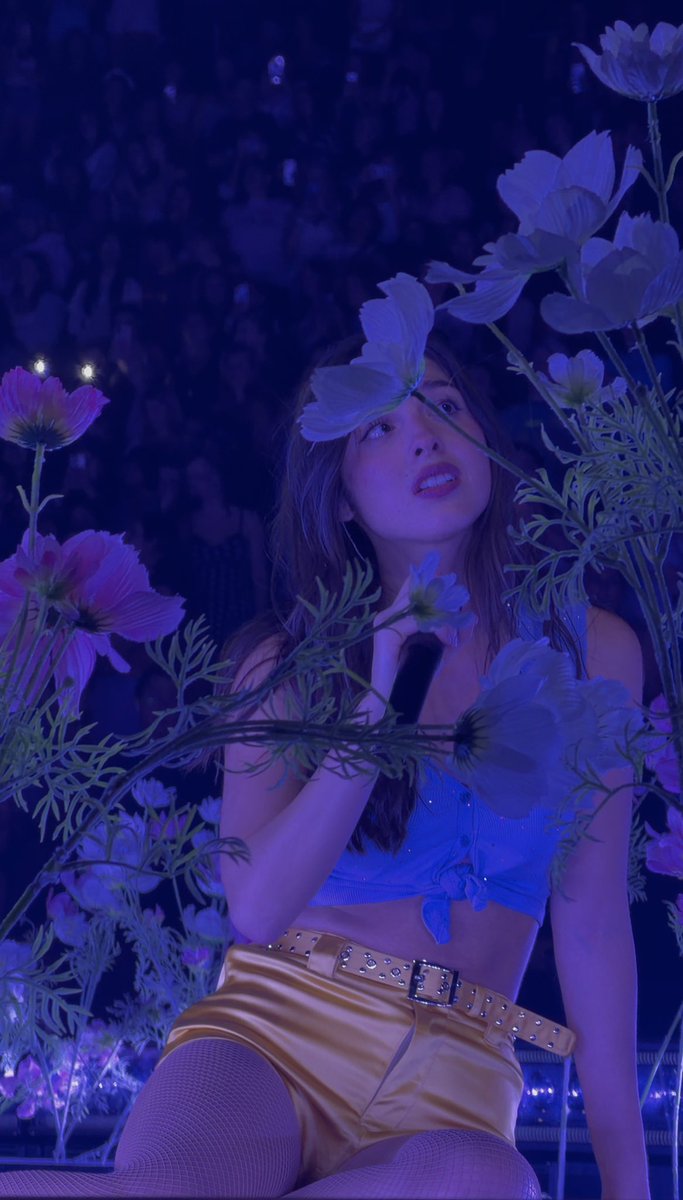 arisdandelions's tweet photo. olivia performing purple last night :) https://t.co/1hnoaEEdck