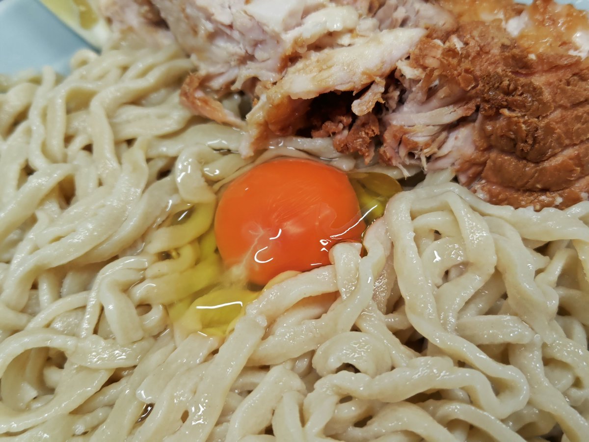 tTZ79qbP8P5rtiH's tweet photo. #俺の生きる道 白山店 さんで
俺道TKM(夏季限定・9月末迄)を頂く、ぶっとい俺道麺に浮かぶ満月の様な玉子♪ゴールデンタイガー 特製ダレを良くからめてワシワシ啜ります♪良くしまった麺が旨い!コロチャーもジューシー♪大満足!ご馳走様でした♪#TKM #金虎公認 https://t.co/xUIHc4hXwN