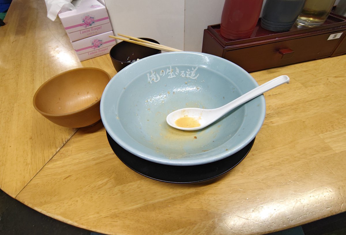 tTZ79qbP8P5rtiH's tweet photo. #俺の生きる道 白山店 さんで
俺道TKM(夏季限定・9月末迄)を頂く、ぶっとい俺道麺に浮かぶ満月の様な玉子♪ゴールデンタイガー 特製ダレを良くからめてワシワシ啜ります♪良くしまった麺が旨い!コロチャーもジューシー♪大満足!ご馳走様でした♪#TKM #金虎公認 https://t.co/xUIHc4hXwN
