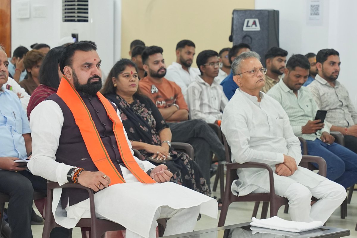 IPRDBihar's tweet photo. माननीय मुख्यमंत्री श्री सम्राट चौधरी जी ने आज लोक सेवक आवास स्थित ‘नेक संवाद’ सभागार में माननीय प्रधानमंत्री श्री नरेंद्र मोदी जी के लोकप्रिय कार्यक्रम ‘मन की बात’ के 138वें संस्करण के लाइव प्रसारण में शामिल हुए।

माननीय मुख्यमंत्री जी ने ‘मन की बात’ के प्रेरक संवाद के लिए माननीय प्रधानमंत्री श्री नरेंद्र मोदी जी के प्रति आभार व्यक्त करते हुए कहा कि माननीय प्रधानमंत्री जी के विचार सदैव राष्ट्र निर्माण, जनभागीदारी और सकारात्मक बदलाव के लिए प्रेरित करते हैं। उनके प्रेरक संदेशों से बिहार सहित पूरे देश को नई ऊर्जा और दिशा मिलती है।

#samratChoudhary 
#CMsamrat