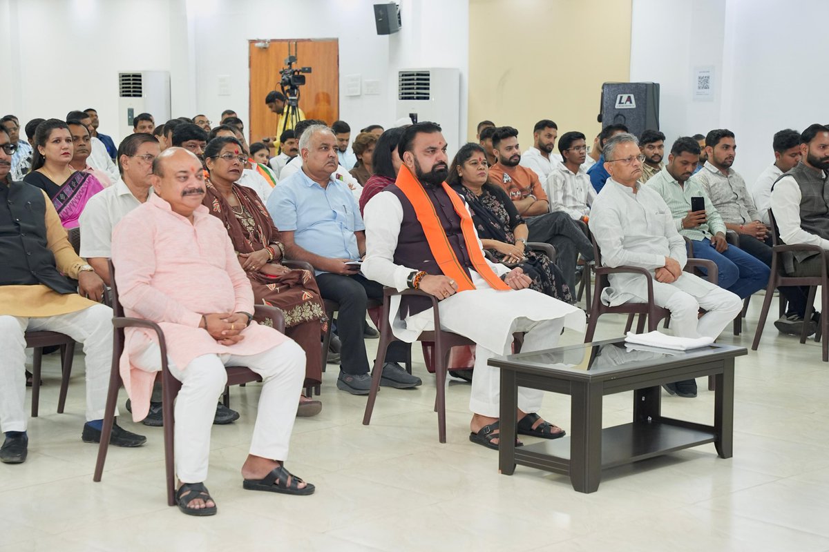 IPRDBihar's tweet photo. माननीय मुख्यमंत्री श्री सम्राट चौधरी जी ने आज लोक सेवक आवास स्थित ‘नेक संवाद’ सभागार में माननीय प्रधानमंत्री श्री नरेंद्र मोदी जी के लोकप्रिय कार्यक्रम ‘मन की बात’ के 138वें संस्करण के लाइव प्रसारण में शामिल हुए।

माननीय मुख्यमंत्री जी ने ‘मन की बात’ के प्रेरक संवाद के लिए माननीय प्रधानमंत्री श्री नरेंद्र मोदी जी के प्रति आभार व्यक्त करते हुए कहा कि माननीय प्रधानमंत्री जी के विचार सदैव राष्ट्र निर्माण, जनभागीदारी और सकारात्मक बदलाव के लिए प्रेरित करते हैं। उनके प्रेरक संदेशों से बिहार सहित पूरे देश को नई ऊर्जा और दिशा मिलती है।

#samratChoudhary 
#CMsamrat
