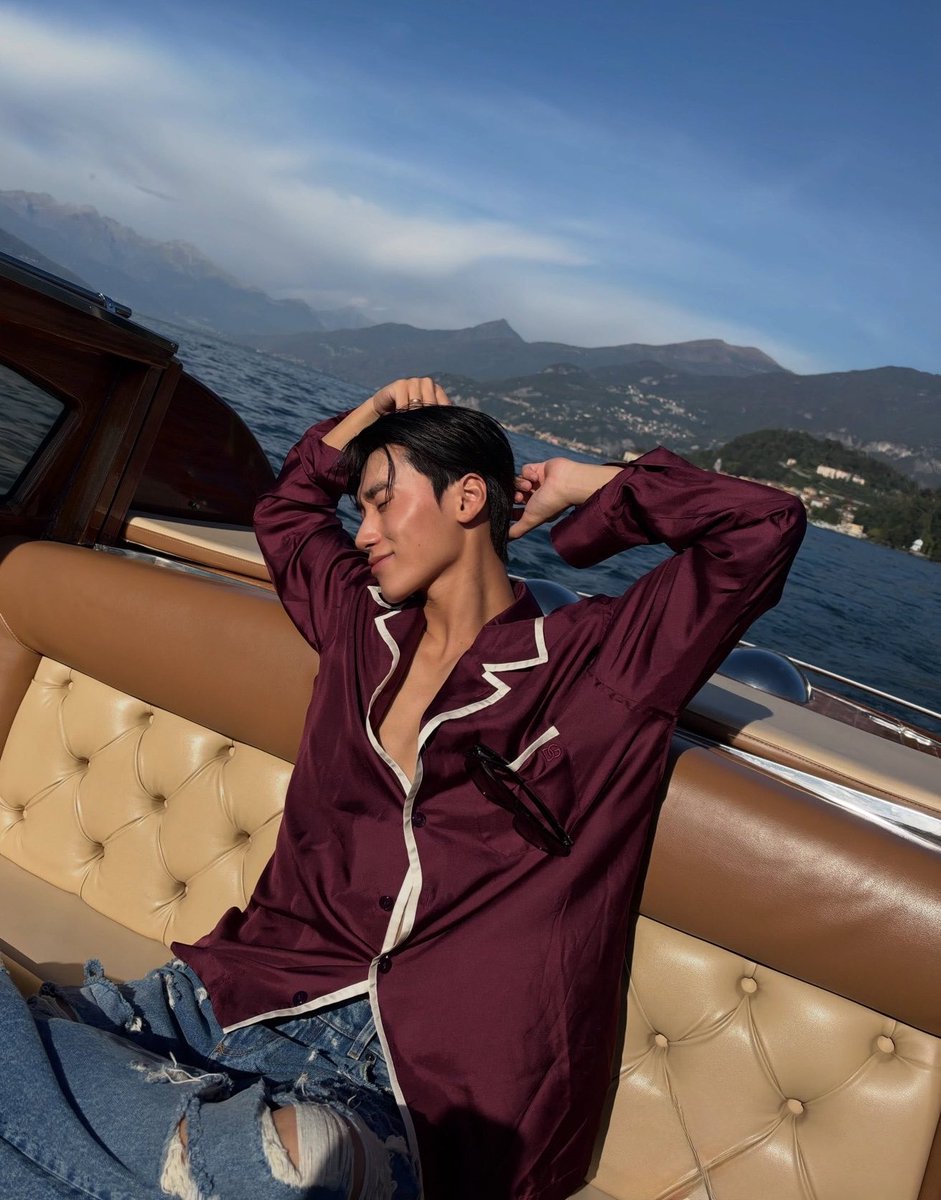 ATlorSY's tweet photo. His honey tan skin and natural blush are driveing me CRAZY he's SOOOOOO GORGEOUS https://t.co/rTpS5SfeuY