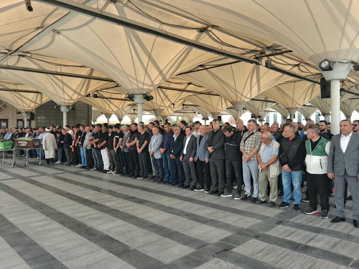 AkKeciorenResmi's tweet photo. Stk ve Halkla İlişkilerden Sorumlu İlçe Başkan Yardımcımız Erdal Çakıroğlu, Yürütme ve Yönetim Kurulu Üyelerimiz; ahirete irtihal eden Yönetim Kurulu Üyemiz Barış Erbak'ın Kayınvalidesi Reyhan Pamuksuz'un cenaze törenine katılım sağladılar. 

Merhumeye Allah'tan rahmet yakınlarına ve sevenlerine başsağlığı diliyoruz. 

@RTErdogan
@hakanhanozcan
@erhansarigol
@AkpartiAnkara
@omerfarukislam