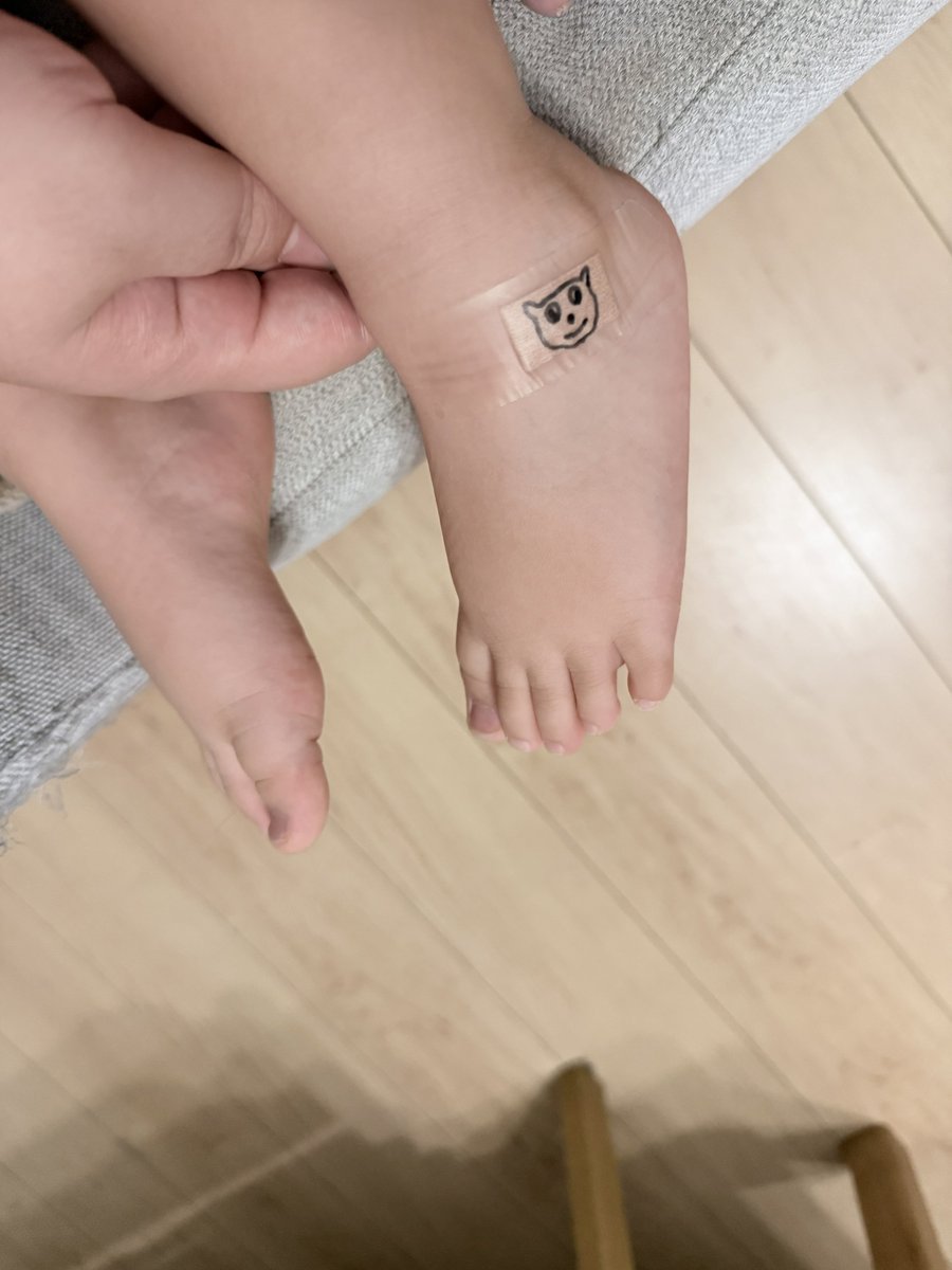 12O8O5O2's tweet photo. 怪我する度に『アンパンマンの絆創膏貼って』って言われるけどコスパ悪いから普通の絆創膏にペンで絵を書いてあげてる（笑）んだけど、今日はパパが書いてた。何かわかる？（絶対誰も分からない） https://t.co/43B0yTTaGG