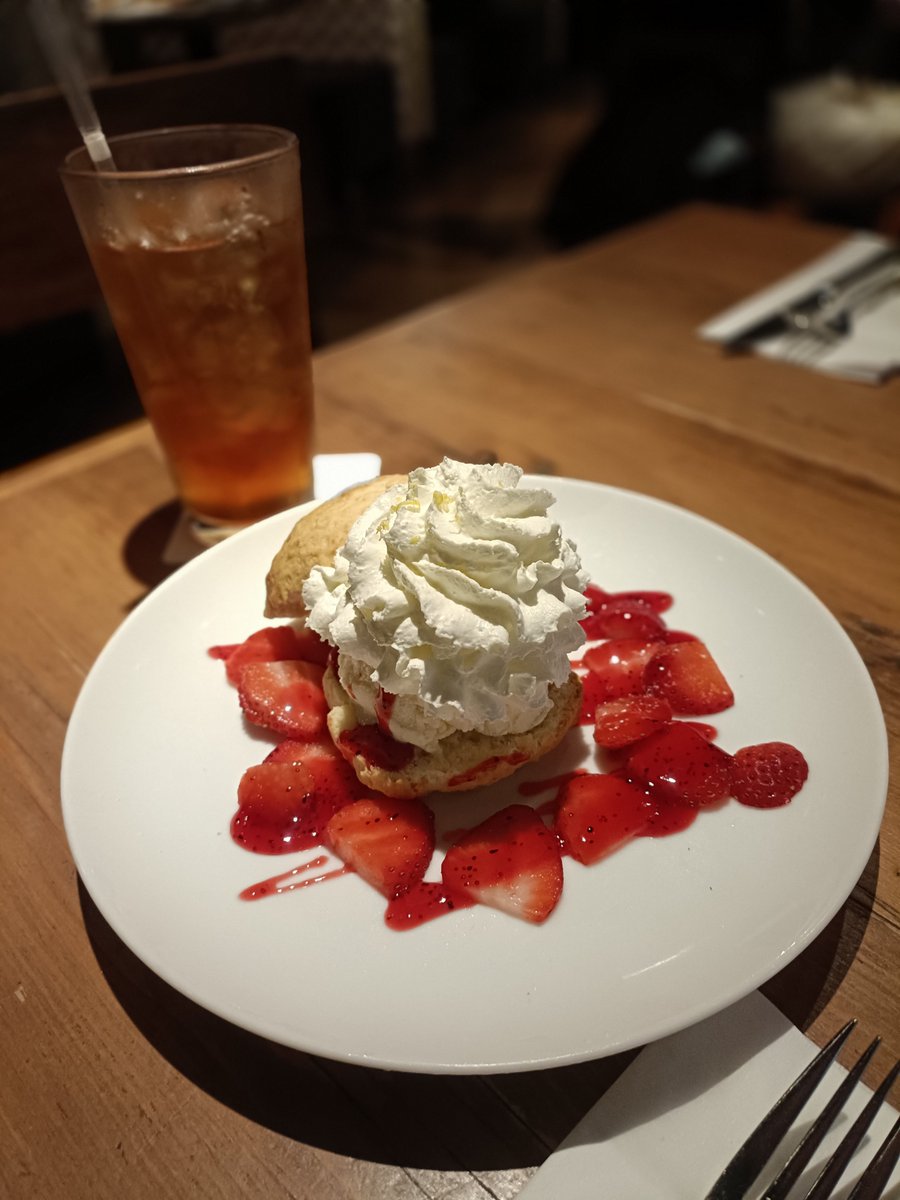 Kenichi_Kaneko's tweet photo. Vショーの帰り、ラゾーナ川崎に寄ったんだが、CPK（カリフォルニアピザキッチン）に入ったらいきなり女性店員さんから「ちいかわどうでしたか!?」って聞かれて、その後店長さんもテーブルにいらして「ちいかわどうでしたか?」と尋ねられてびっくりした。
いや確かに前回来た時、「この後レイトショーで『ちいかわ』見るんですよ」って話をした記憶はあるんだが…
俺そんなに覚えやすいかなあ!!???
あとラゾーナの広場で割と盛大な盆?踊りやってた。