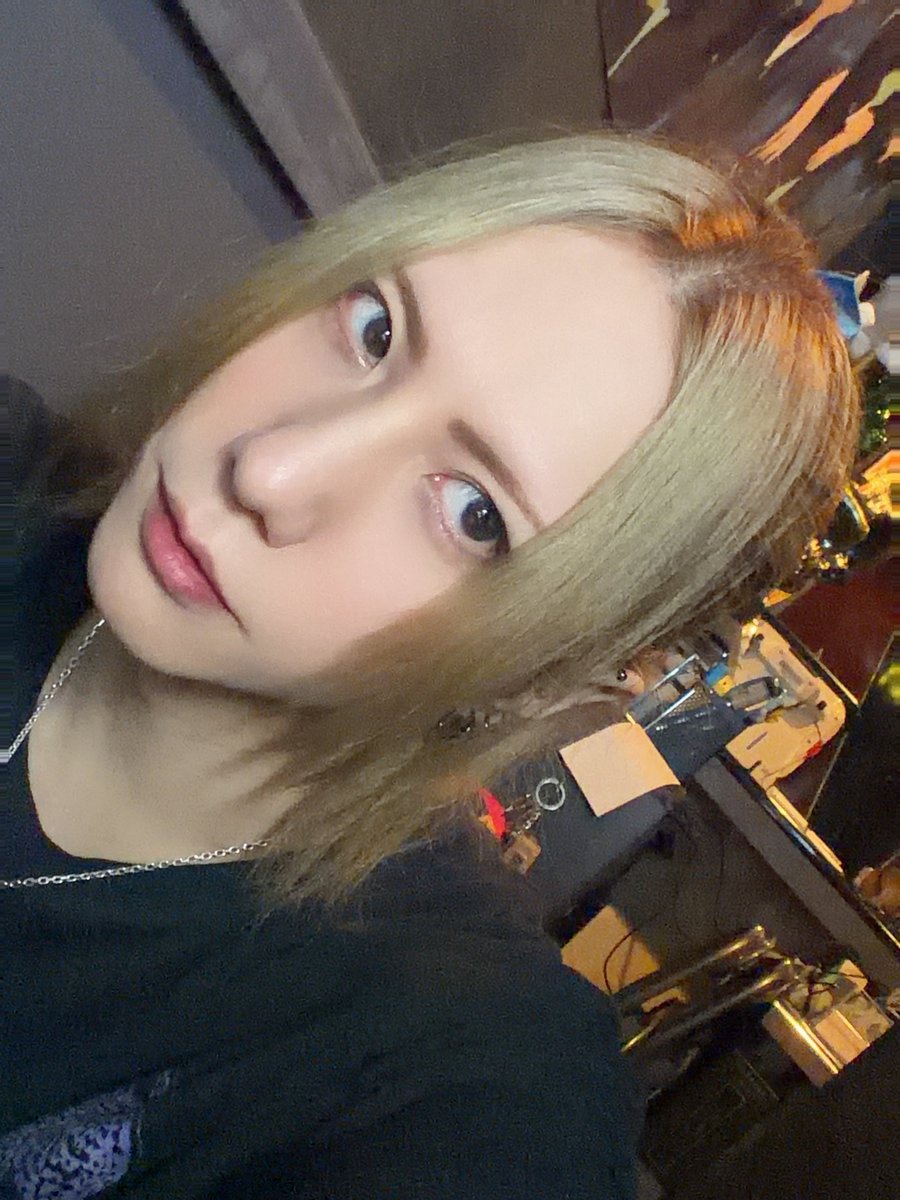 kou_lilt's tweet photo. 朝に洗濯物を干して目覚めたらめちゃ雨音がしていたのでブチ切れレム睡眠をかましていましたが、住居の外装工事でベランダが養生されていた為奇跡的に濡れていませんでした。そのまま放置して出勤！
#アニメバー #コンカフェ #animebar https://t.co/mYtuvVbJBK