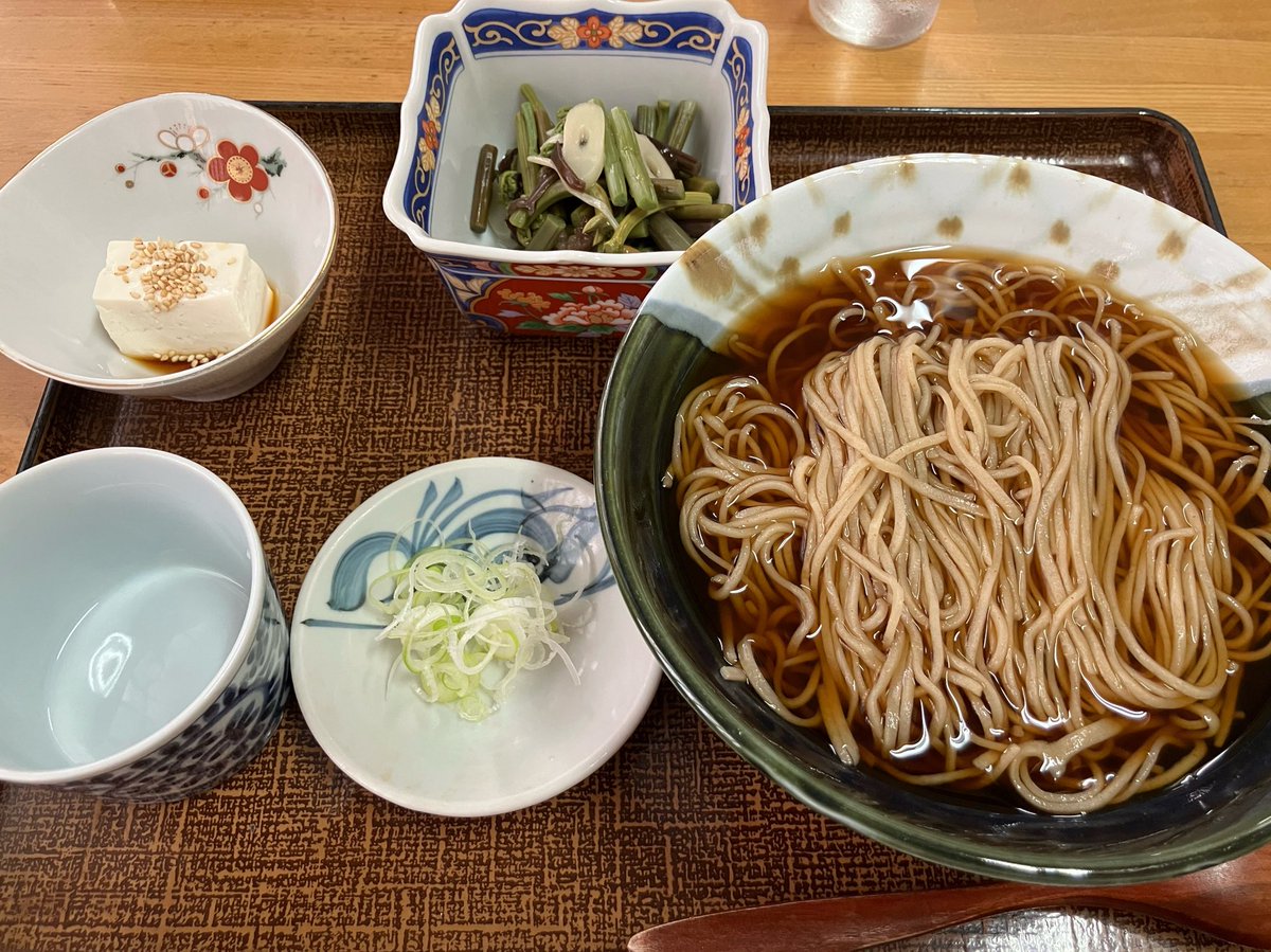05non_non26's tweet photo. いっぱい歩いた分（以上に）食べた🐷
ネギが別盛りされてるお蕎麦屋さんが個人的に好きなお店😁鮭きゅうりコロッケ衝撃の美味しさ！ https://t.co/sZTtF7IcId