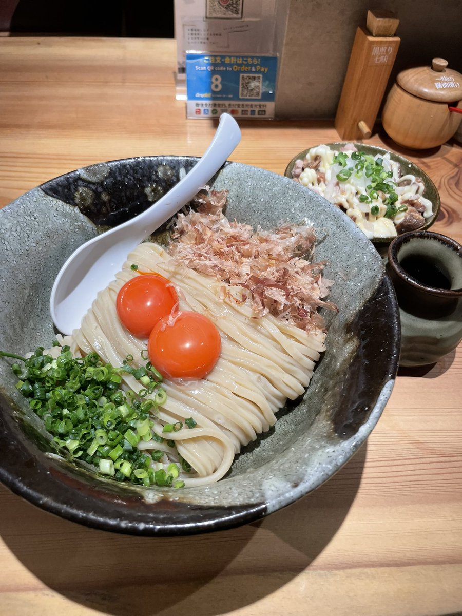 akiramensauna's tweet photo. ブランド卵の真っ赤卵の濃厚なうまみをダイレクトに感じられるTKM!
鰹出汁つゆとコシ抜群中太麺が相まって美味!😋😋😋
マヨ焼豚ご飯もグッド👍
#麺也時しらず大井町本店
#ラーメン
#ramen
#TKM https://t.co/4UodYyCrEb