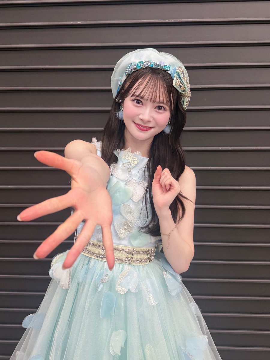 momoka_ito1206's tweet photo. #AKBサンコンコン
ありがとうございました🎶

推し席第3位！選んでくださった皆さん、本当にありがとうございます👗きてよかったと思っていただけていたらいいな…！「呼び捨てファンタジー」をソロで披露させていただきました🤍

みなさんの愛を直接感じて最初から涙が溢れました😖大好き！！！！！ https://t.co/HzDUirqEKF