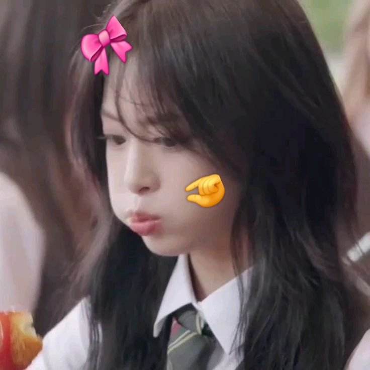 Ahyeot's tweet photo. @wonsbin akupun ikut terharu.. 🥺 cantik banget kalungnya abangg! pasti itu dipilihin khusus banget buat abang >_____< iya #btul 10000 buat abang. dimana-mana aku selalu ngunyah dan maam, soalnya perlu asupan karbo biar semangaaat! 💪🏻🥺 https://t.co/SrpDgGEgnv
