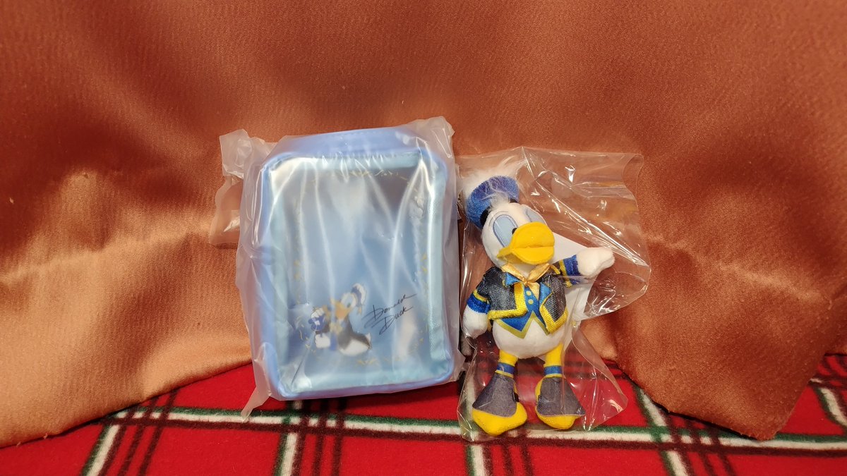 syeraeta's tweet photo. ディズニーの一番くじ、下位賞でいいからチップとデールが欲しいって思ってたらB賞（固定）とD賞（選べる）だった

チップとデール狙っててドナルドが当たるのか…

チップとデールのぬいぐるみ達の間に入れようかな https://t.co/f2ebev0dkg