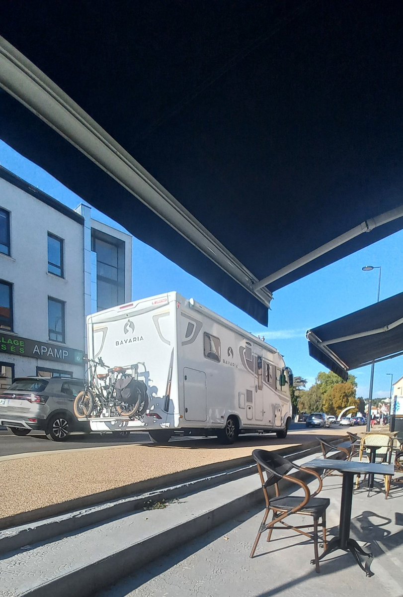Dav0317's tweet photo. #piste cyclable et trottoir pour piéton
#Bellerive-sur-Allier
Voilà la flemme de se garer sur le parking, on fait chier tout le monde !
Plus de respect pour les autres usagers! On va au plus simple,il aurait pu entrer dans le magasin avec le camping-car pour éviter descendre. https://t.co/q1Xccw1uOK