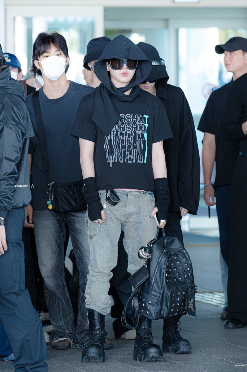 217chs's tweet photo. i really really love hyunsuk's outfit from today like damn boy DAMNNNNNNN YOU ARE THE COOLEST ALWAYS https://t.co/OhGzB0ftyY