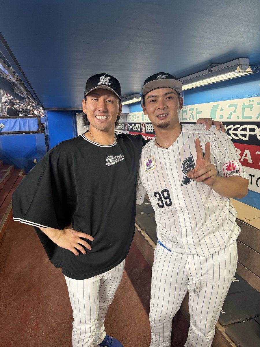 chibalotte_pr's tweet photo. 今日のヒーロー！
6回1失点のピッチングで4勝目を挙げた #高野脩汰 投手と、勝ち越しタイムリーを打った #井上広大 選手です！
#chibalotte #広報 https://t.co/oJWB5St6C7