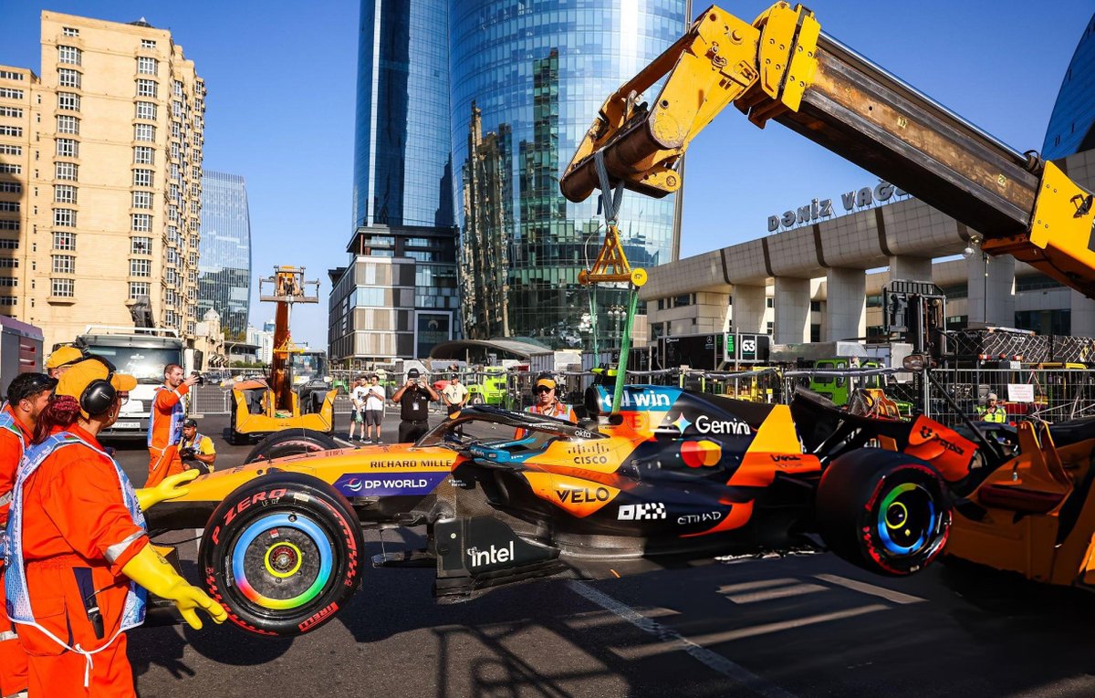 f1speed_indo's tweet photo. Kerusakan mobil Lando Norris akibat insiden di Baku kemarin, datang di saat yang kurang tepat karena McLaren sedang kekurangan suku cadang.

Karena tim keluarkan upgrade baru ke mobil MCL40, McLaren hanya membawa sedikit spare-part karena kendala logistik lokasi balapan yang sudah tidak berada di Eropa.

Dengan kerusakan mobil Norris di Baku, otomatis spare-part dengan spek baru akan dipakai di Sepang pekan depan dan McLaren sudah kehabisan komponen. Apabila rusak lagi, pilihan satu-satunya adalah harus kembali ke spek sebelumnya.

Kondisi diperparah dengan triple-header yang mana balapan di Malaysia merupakan race tambahan dan mengganggu rencana logistik tim. Salah satu yang terdampak adalah McLaren karena tidak bisa mengirim suplai suku cadang spek terbarunya karena logistik yang mepet.