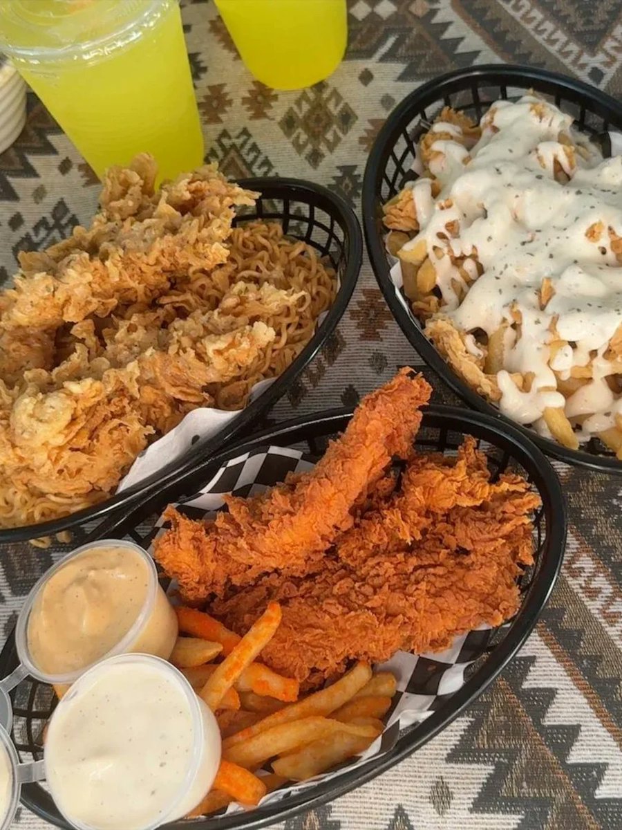 audreyrobir7e4's tweet photo. I was craving chicken tenders and decided to try Crunchify. BN. I ordered the tenders with Indomie and loaded fries. The tenders were huge and satisfyingly crispy, with tender chicken inside. The sauces were the highlight, especially the ranch, https://t.co/ZSFKMeSnzc