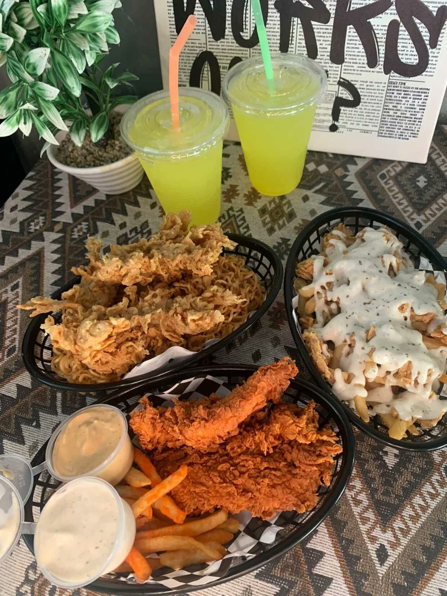 audreyrobir7e4's tweet photo. I was craving chicken tenders and decided to try Crunchify. BN. I ordered the tenders with Indomie and loaded fries. The tenders were huge and satisfyingly crispy, with tender chicken inside. The sauces were the highlight, especially the ranch, https://t.co/ZSFKMeSnzc
